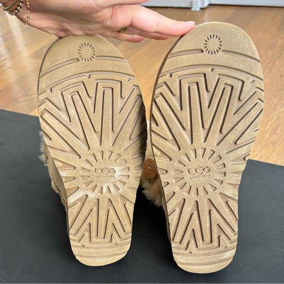 ORIGINAL Ugg Australia! Bailey Button size 7 in color sand - Picture 7 of 8